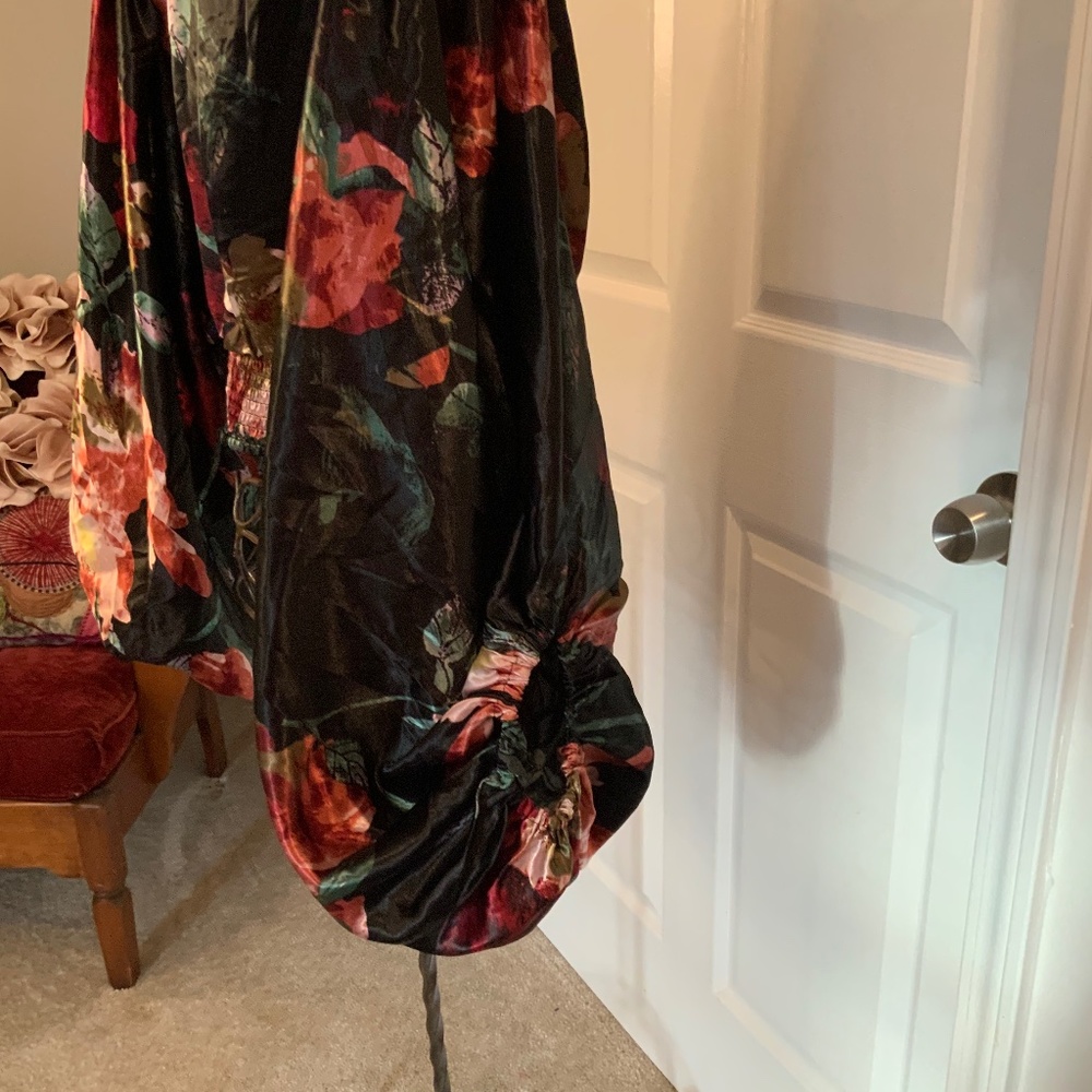 Truth SATIN Black Floral Top Bell Sleeves Size 3x - Picture 3 of 3
